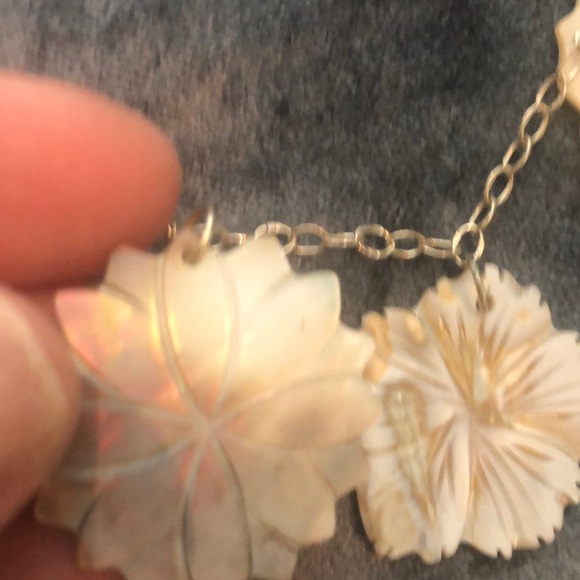 Sterling silver and shell flower necklace - Picture 4 of 9